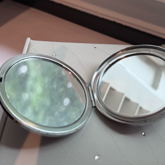 🎨 Vintage Stylish Retro and Artistic Romero Britto Heart Mirror Compact 🎨 - Picture 4 of 16